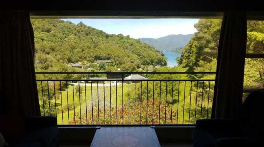 Mistletoe Bay Lodge lounge views