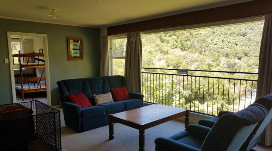 Mistletoe Bay Lodge lounge